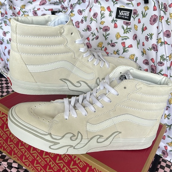Vans Men’s Sk8-Hi Flame
Suede White/White
VN0005UJWWW
Sneakers - Picture 11 of 16